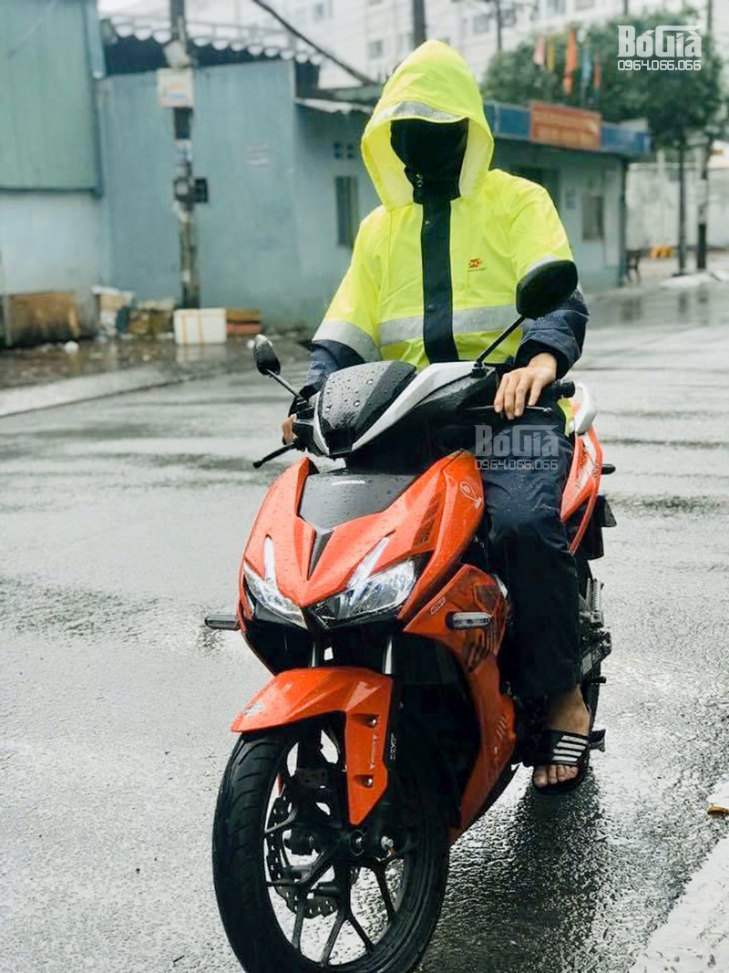 Áo mưa bộ Korea Post khách mặc