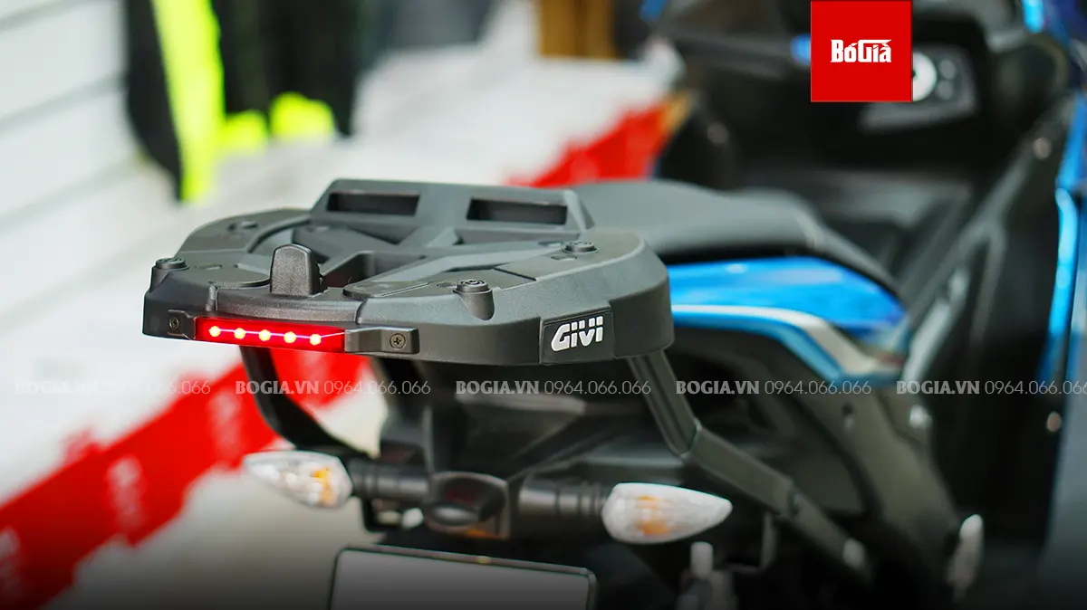 Baga Givi SRX Được Trang Bị Đế M7MN-S Có Đèn Led