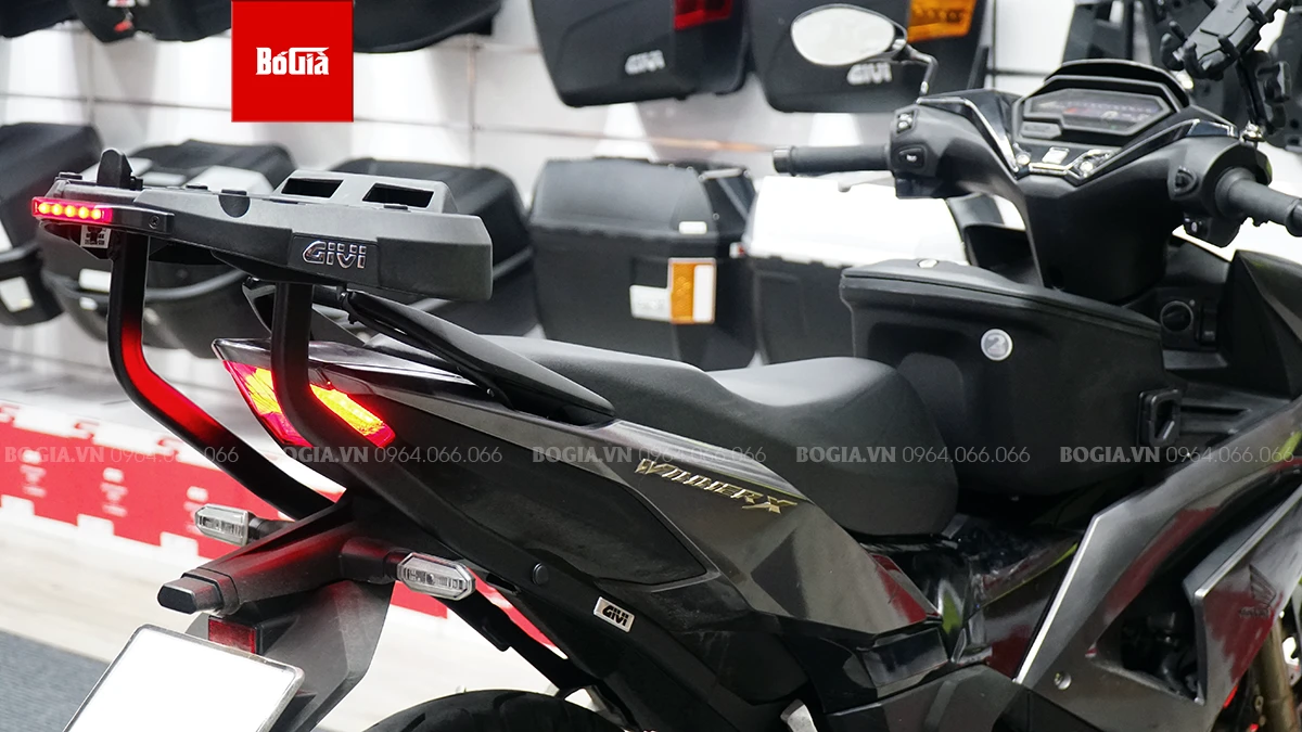 Baga Givi HRX chính hãng được trang bị đèn LED gia tăng tính an toàn