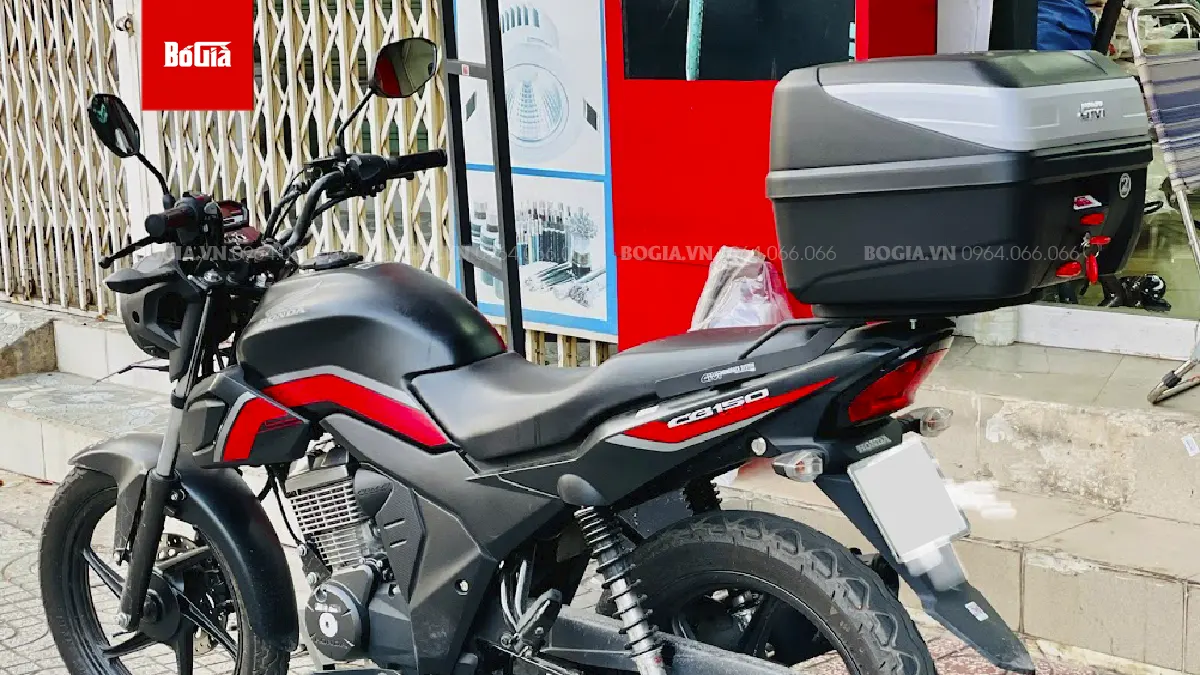 Thùng sau Givi 32 lít cho Honda CB150 Verza