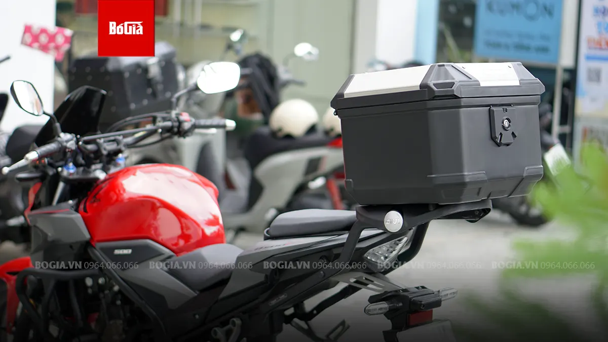 Hỗ trợ gắn thùng sau Givi hoặc ràng hành lý khi đi tour
