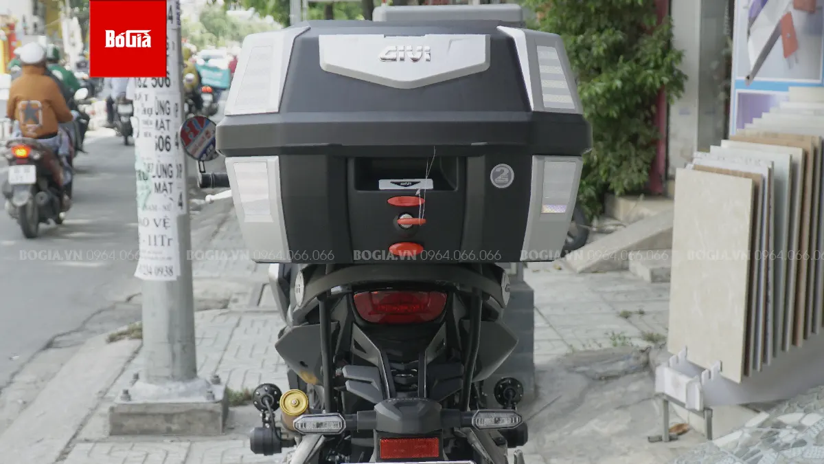 Giá thùng sau Givi cho xe CB650R tuỳ vào mẫu mã, dung tích và chất liệu