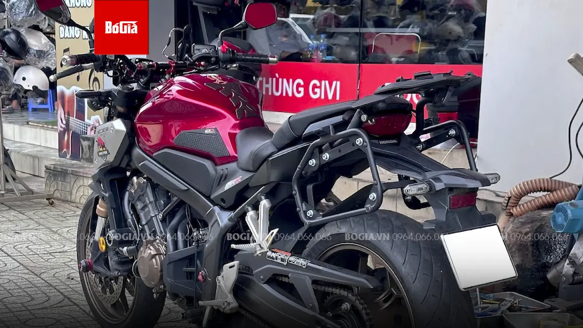 Khung baga hông Givi SBL được chế pát & lắp đặt tại Bogia.vn