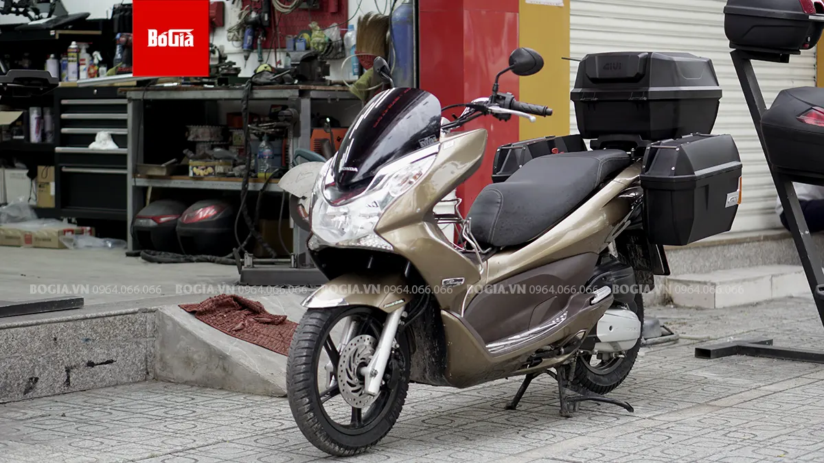 Khách hàng lắp đặt thùng hông Givi cho xe Pcx 125 chính hãng tại Bố Già Givi