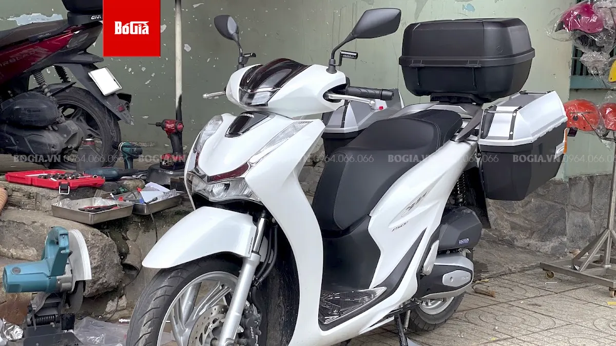 Khách hàng nâng cấp thùng hông Givi cho xe SH 150i tại Bố Già Givi