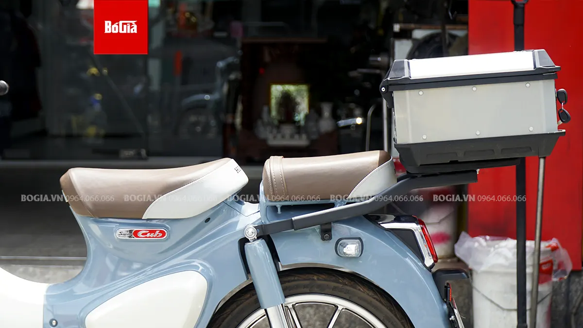 Khách hàng lắp đặt thùng sau Givi cho xe Super Cub 125