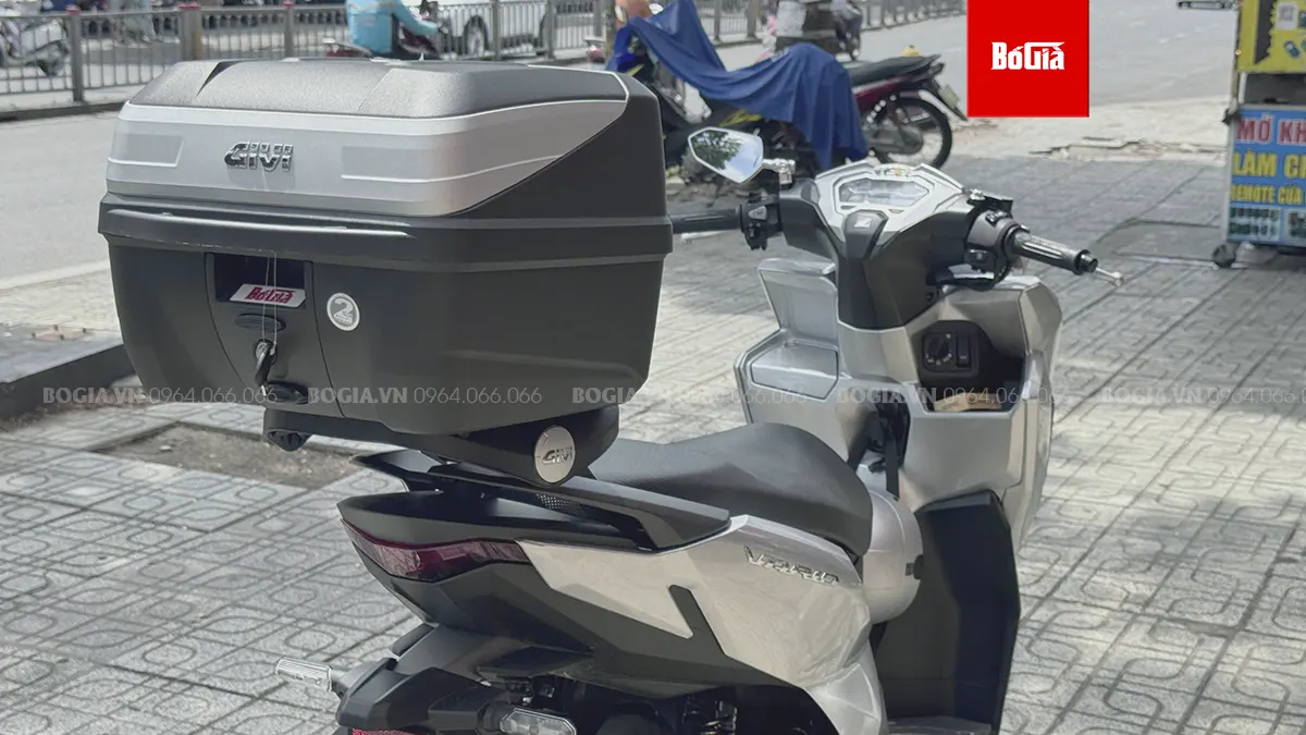 Khách hàng lắp thùng sau Givi cho xe Vario 125 2026 tại Bố Già Givi