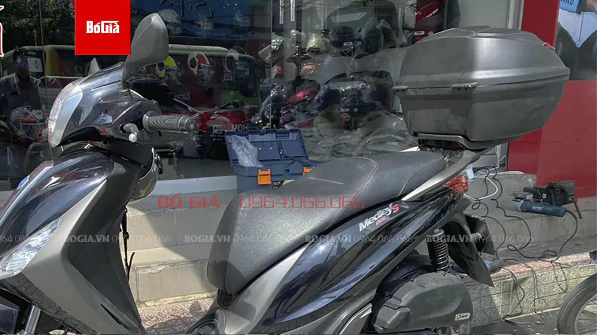 Cách lắp đặt thùng sau Givi cho xe Medley giữ zin tại Bố Già