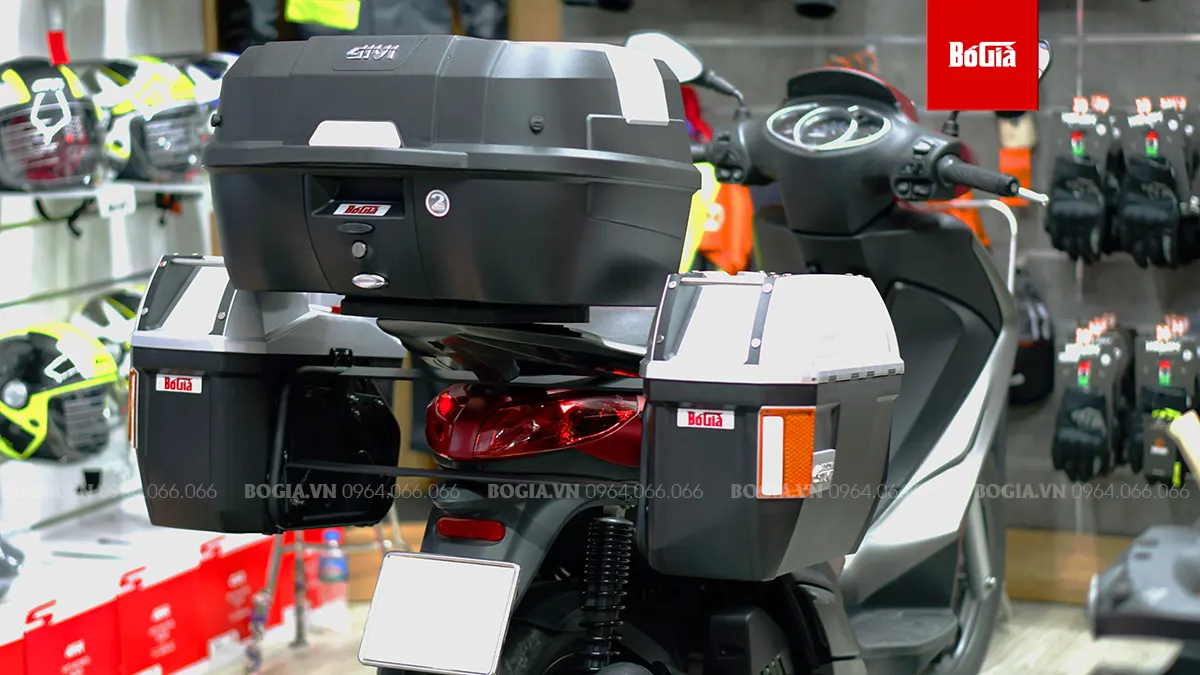 Khách hàng trang bị thùng hông Givi E23G-S cho Piaggio Medley chuẩn bị đi tour