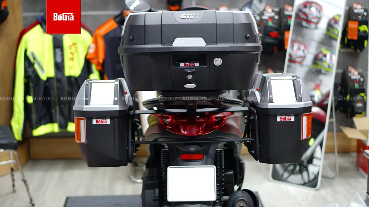Khung Baga Hông Givi SVL Universal được Bố Già chế pát chắc chắn và giữ zin xe