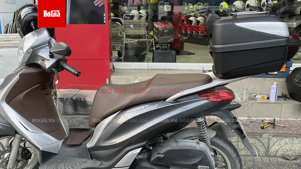 Khách hàng chọn thùng sau Givi B32N-ADV cho xe Medley tại Bố Già