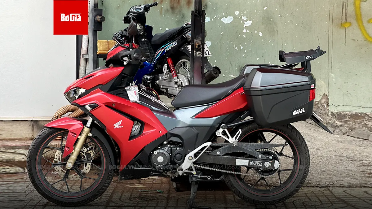 Thùng hông nhựa Givi lắp cho xe máy