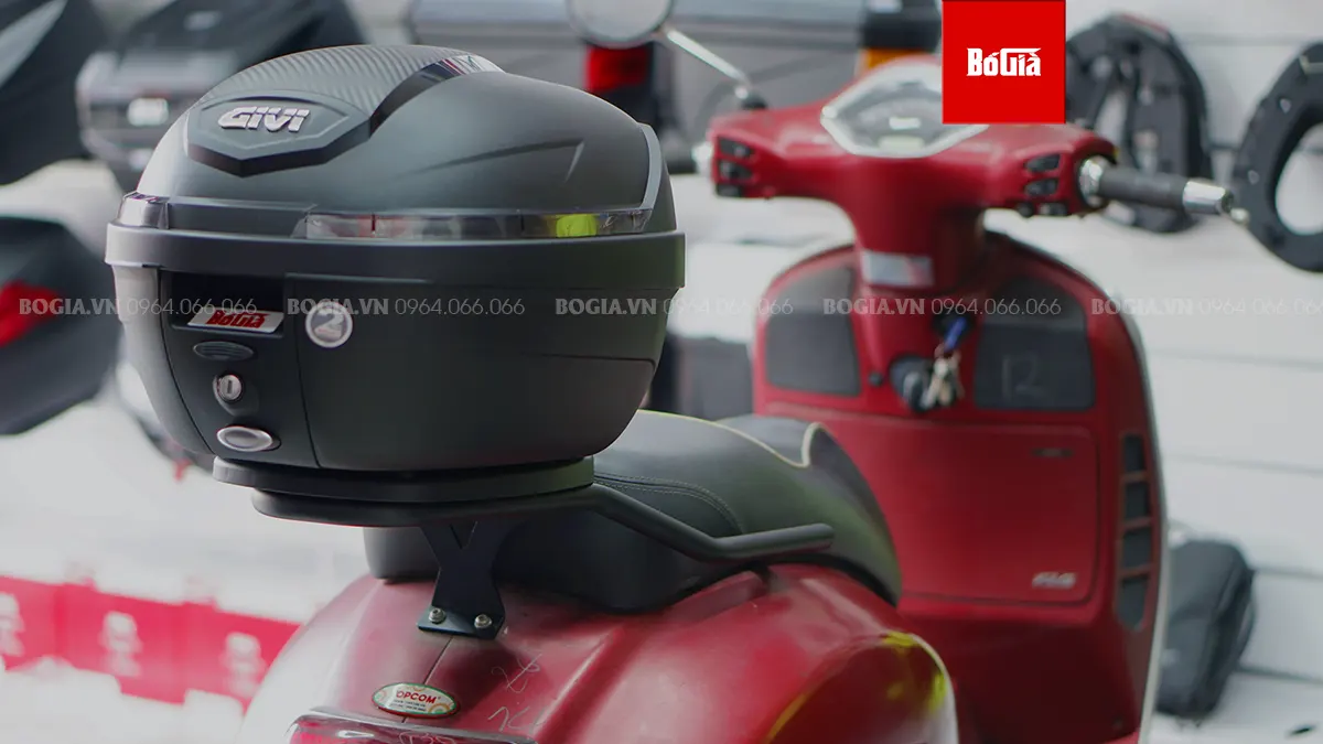 Thùng sau Givi cho xe Vespa Gts dung tích 27 lít