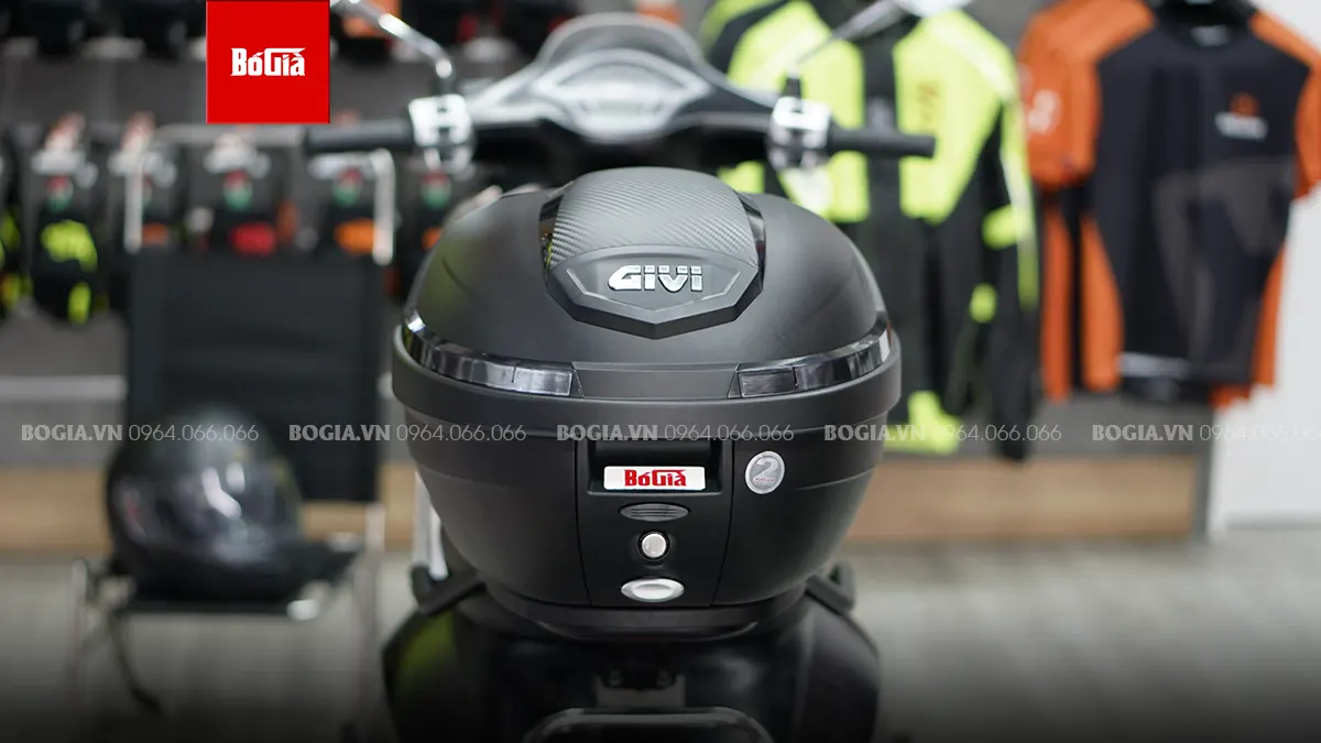 Khách Hàng Lắp Đặt Thùng Sau Givi Cho Xe Vespa Sprint Với Dung Tích 27 Lít
