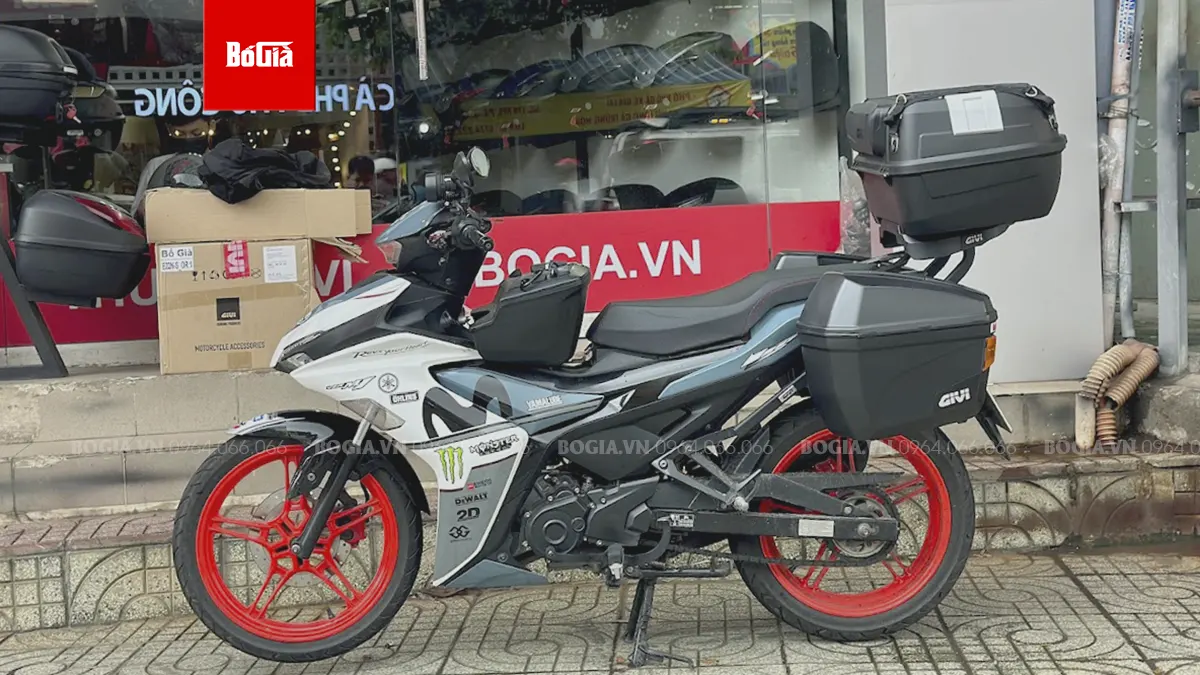 Khách hàng trang bị Full 4 thùng Givi cho Exciter 155 gồm: Thùng sau, thùng hông và thùng giữa