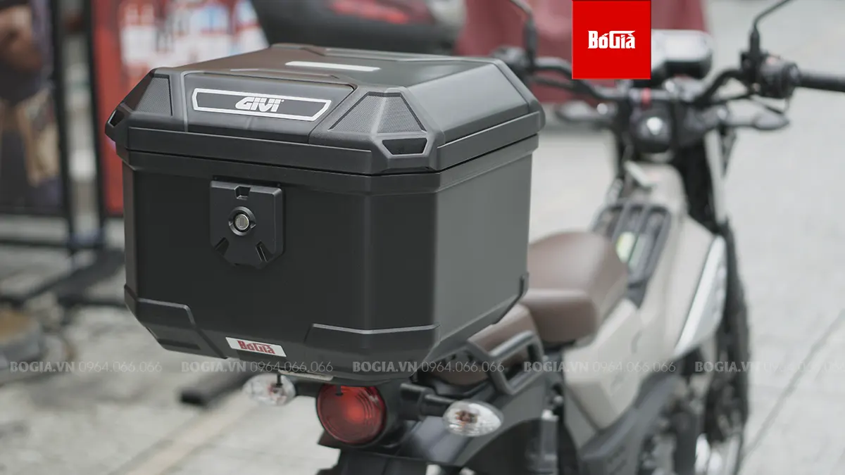 Khách hàng lựa chọn thùng sau Givi 37L cho Yamaha PG1
